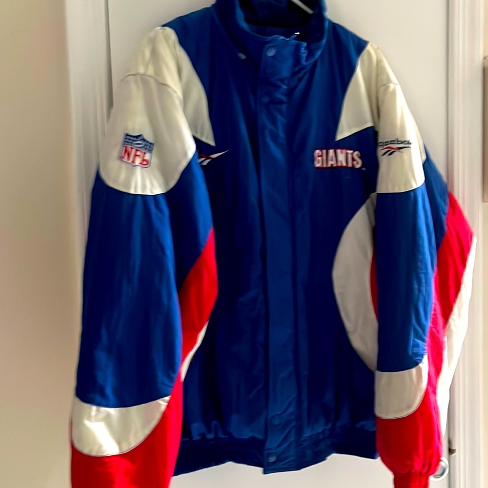 Vintage ‘90’s puffy GIANTS PROLINE AUTHENTIC NFL REEBOK winter jacket. Size L
